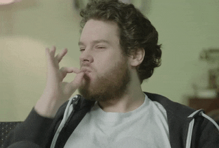 Gif animé d'un homme de face qui fait un mouvement de main représentant la perfection.